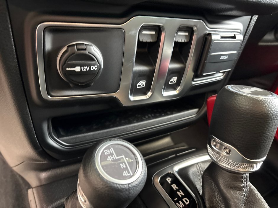 Jeep Wrangler SPORT 2026 CLIMATISATION*APPLE CARPLAY*TOIT RIGIDE FREEDOM TOP* MARCHEPIEDS NOIR* SYSTÈME AUDIO ALPINE