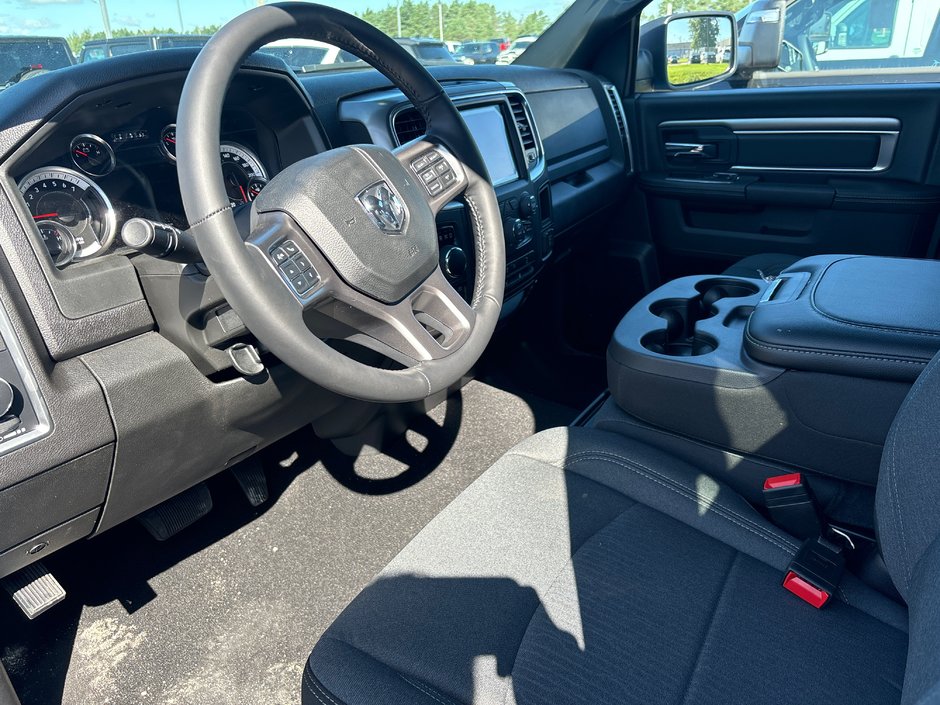 Ram 1500 Classic WARLOCK 2024 SIÈGES ET VOLANT CHAUFFANTS * DÉMARREUR À DISTANCE * ÉCRAN 8.4 CARPLAY ANDROID AUTO