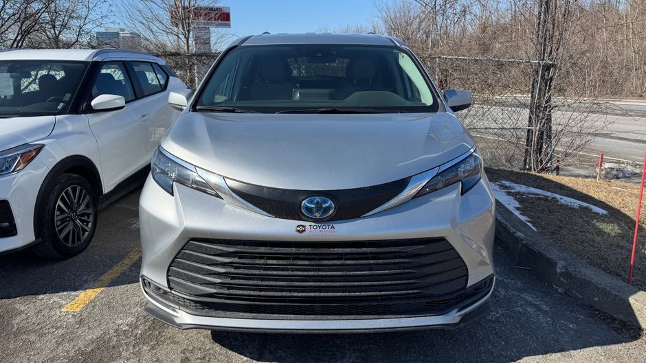 Toyota Sienna LE 2024-2