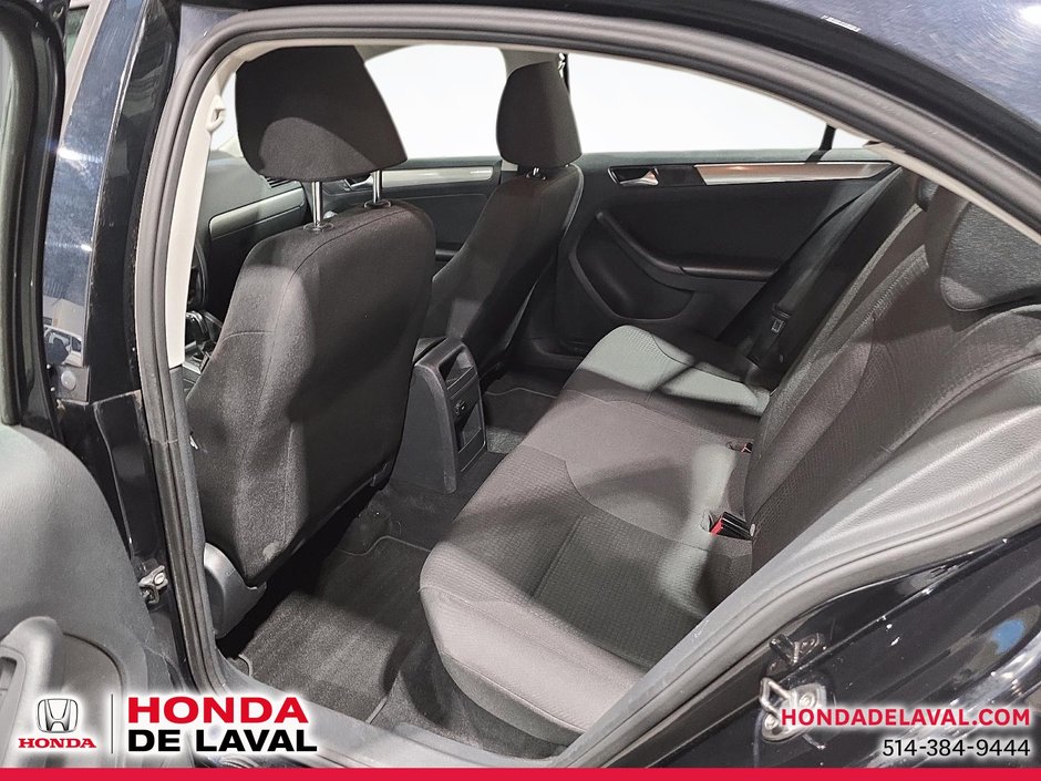 Volkswagen Jetta Sedan  2015-3