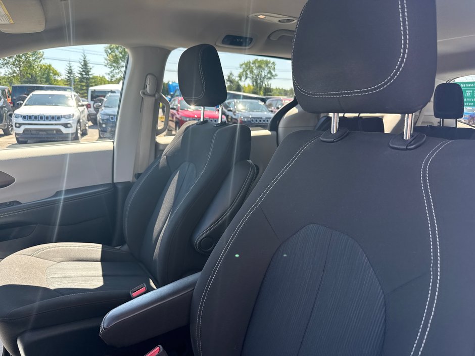 2022 Chrysler Grand Caravan SXT PLUS Loaded navigation, power doors, heated seat, heated wheel, command start,