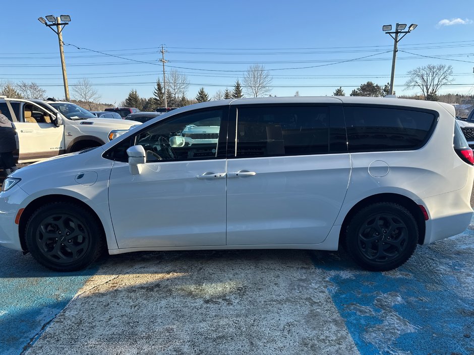 2022 Chrysler Pacifica Hybrid Touring L