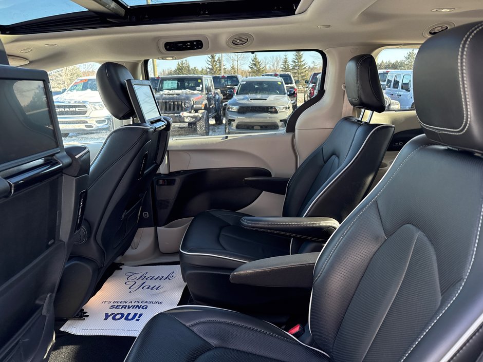 2022 Chrysler Pacifica Hybrid Limited With advanced safety group, entertainment group, sunroof