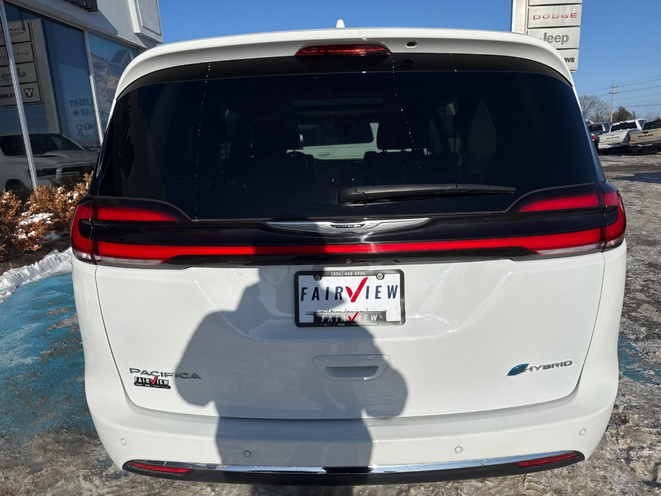 2022 Chrysler Pacifica Hybrid Limited With advanced safety group, entertainment group, sunroof