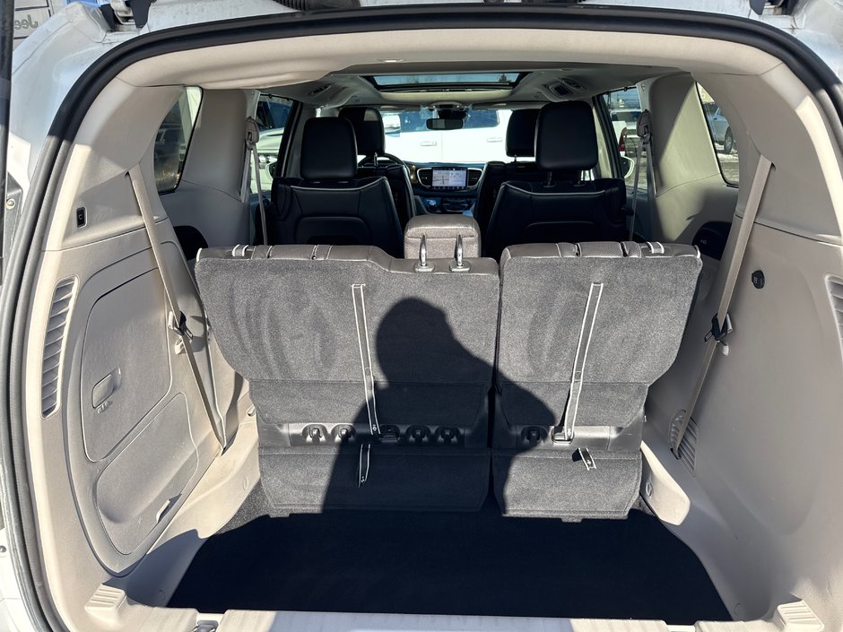 2022 Chrysler Pacifica Hybrid Limited With advanced safety group, entertainment group, sunroof