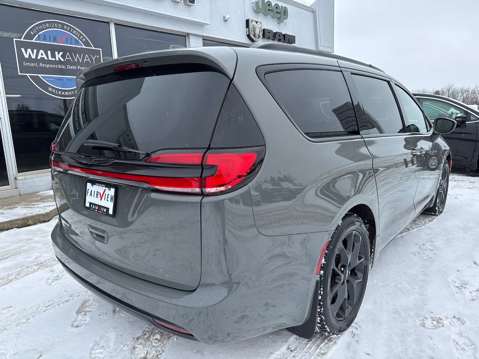 2021 Chrysler Pacifica Touring-L Plus with entertainment group Fully loaded  with entertainment package, leather seats, event, safety group navigation, etc.