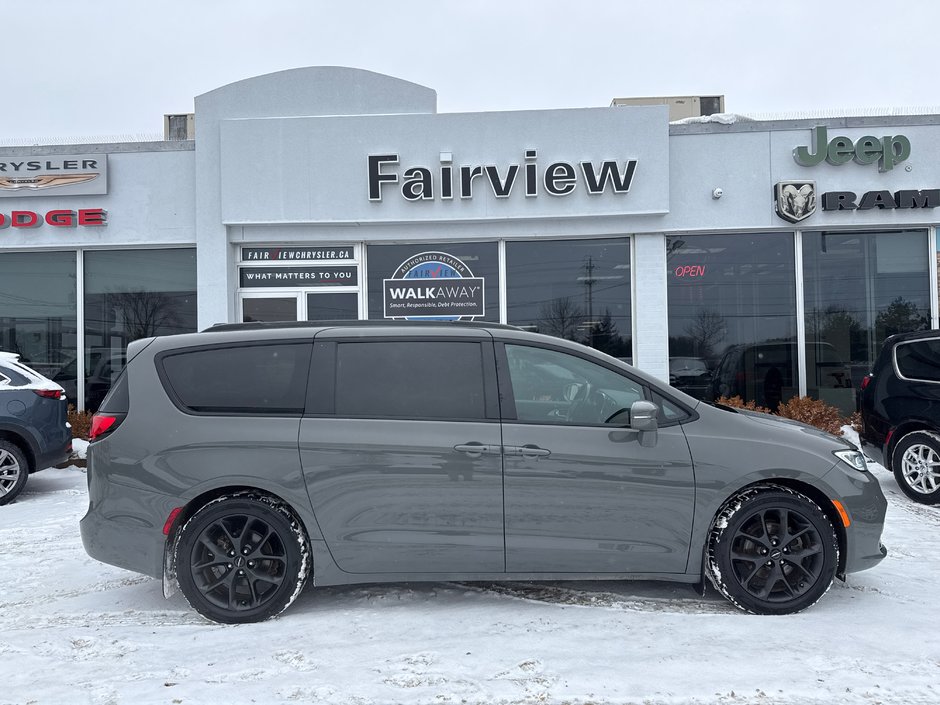 2021 Chrysler Pacifica Touring-L Plus with entertainment group Fully loaded  with entertainment package, leather seats, event, safety group navigation, etc.