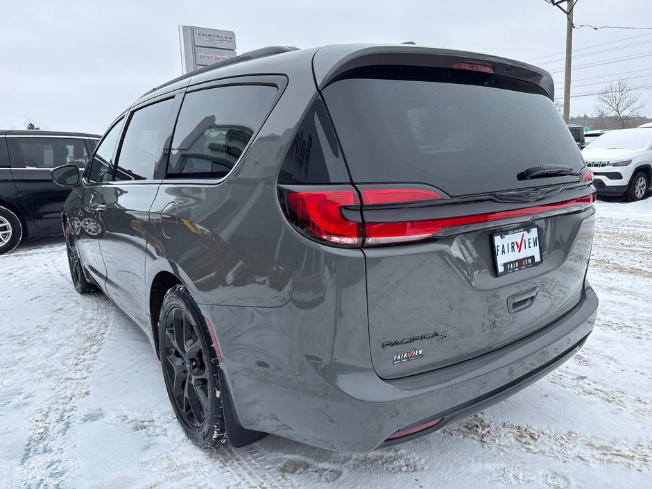 2021 Chrysler Pacifica Touring-L Plus with entertainment group Fully loaded  with entertainment package, leather seats, event, safety group navigation, etc.