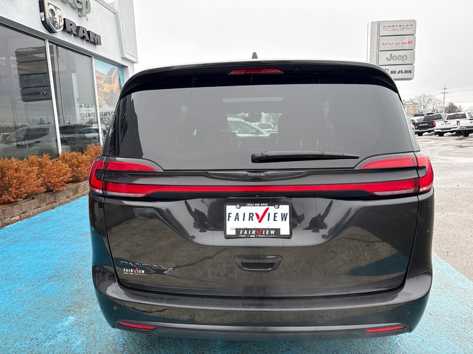 Chrysler Pacifica S with sunroof package Touring L 2023