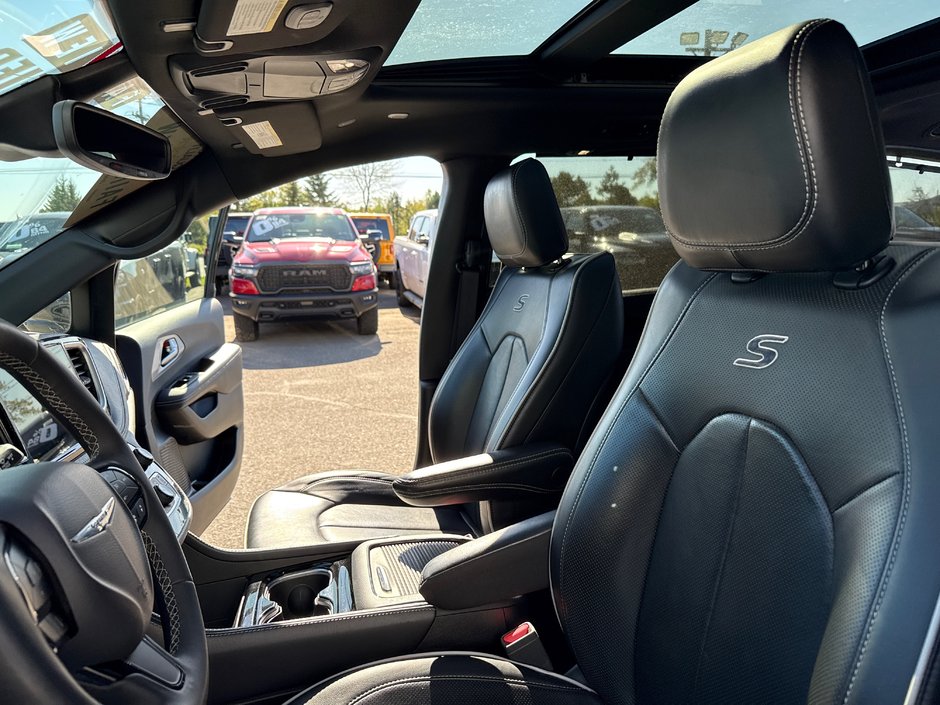 2025 Chrysler Pacifica Limited Sun and sound package power everything