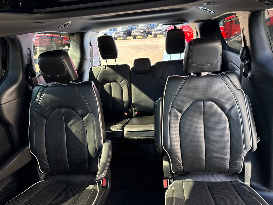 2025 Chrysler Pacifica Limited Sun and sound package power everything