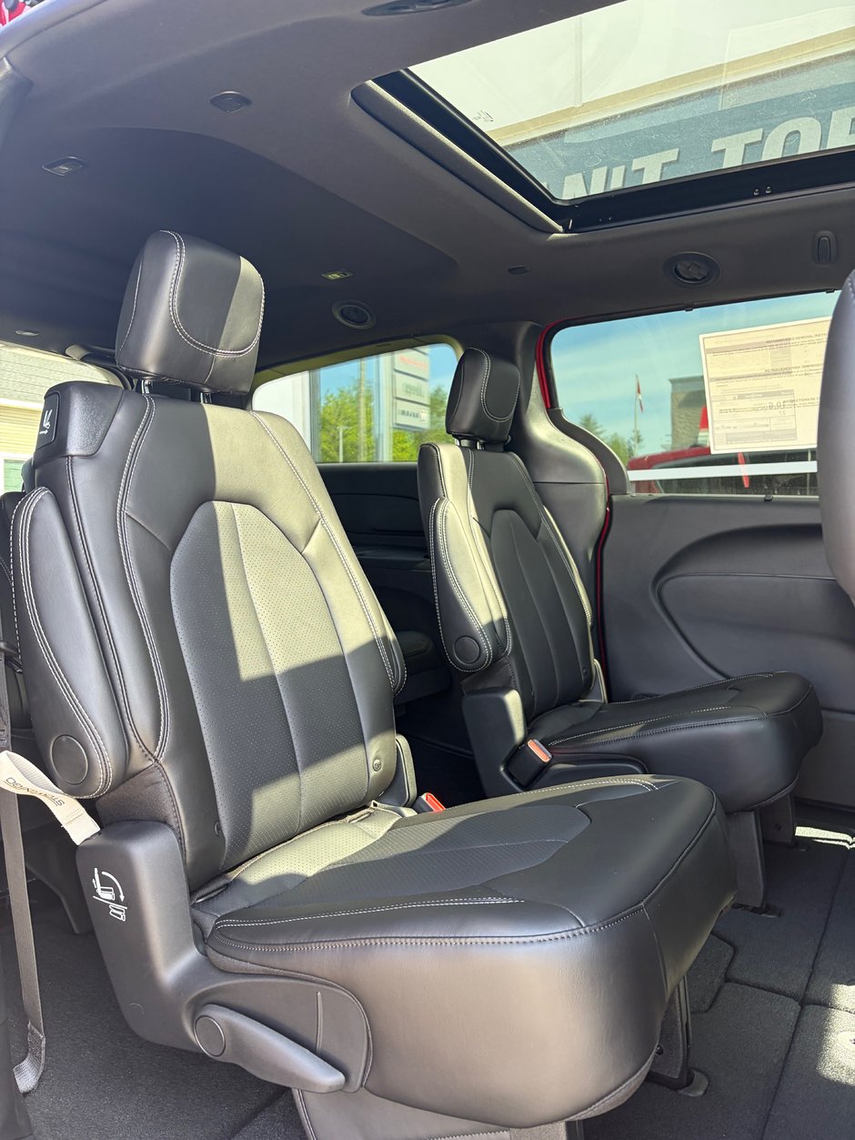 2027 Chrysler Pacifica SELECT