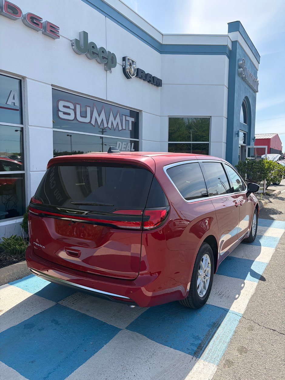 2027 Chrysler Pacifica SELECT