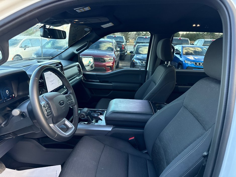 2025 Ford F-150 XLT Low kms