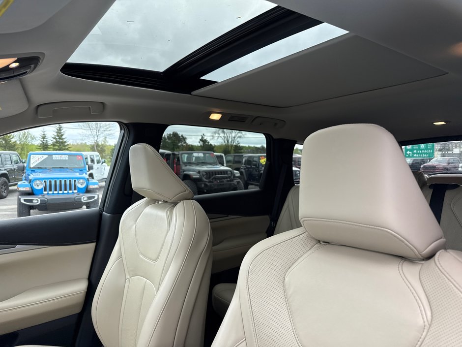 2023 Infiniti QX60 LUXE Upgraded interior panoramic roof seven passenger luxury vehicle