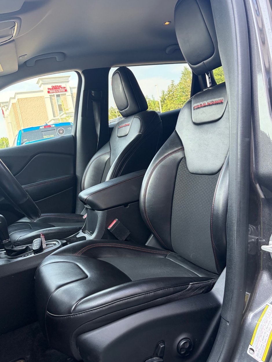 2021 Jeep CHEROKEE TRAILHAWK