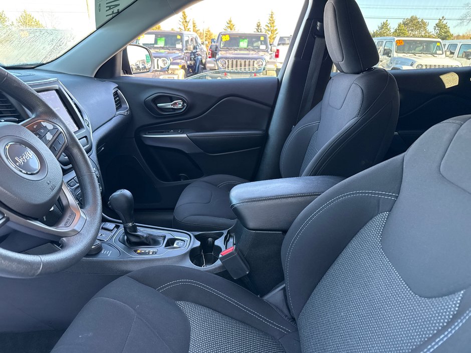 2022 Jeep Cherokee Sport