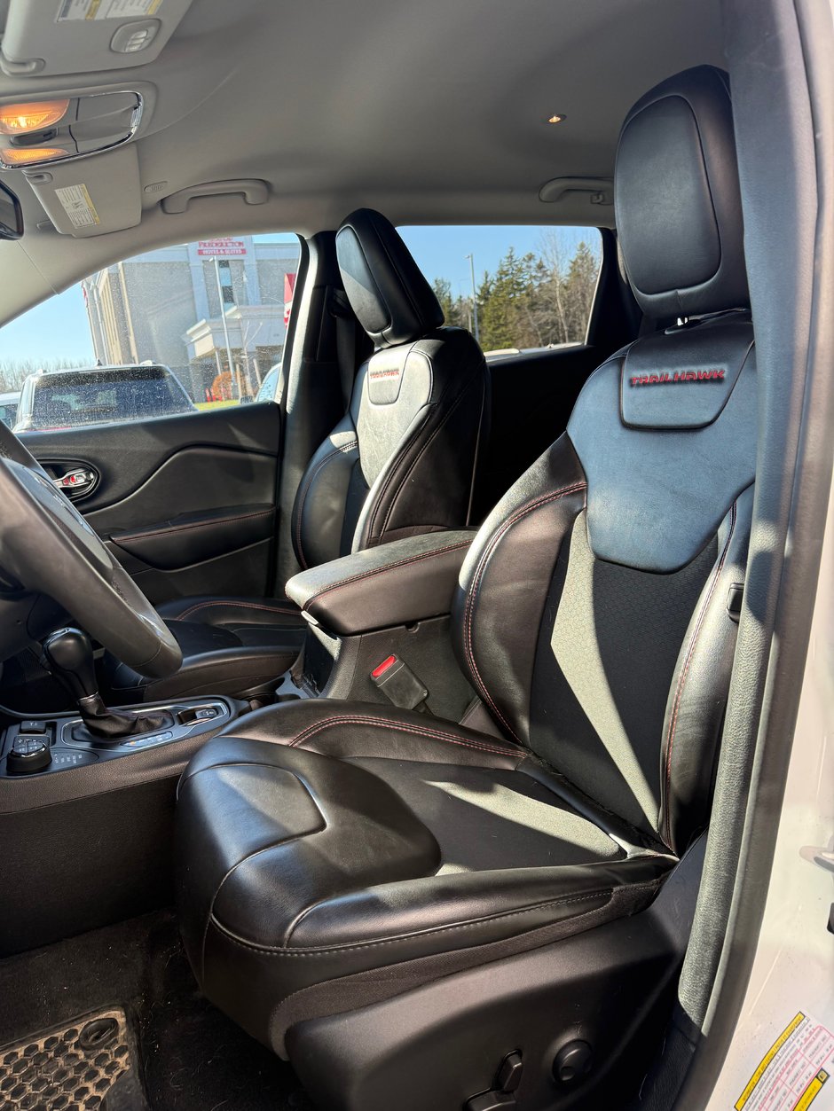 2022 Jeep CHEROKEE TRAILHAWK