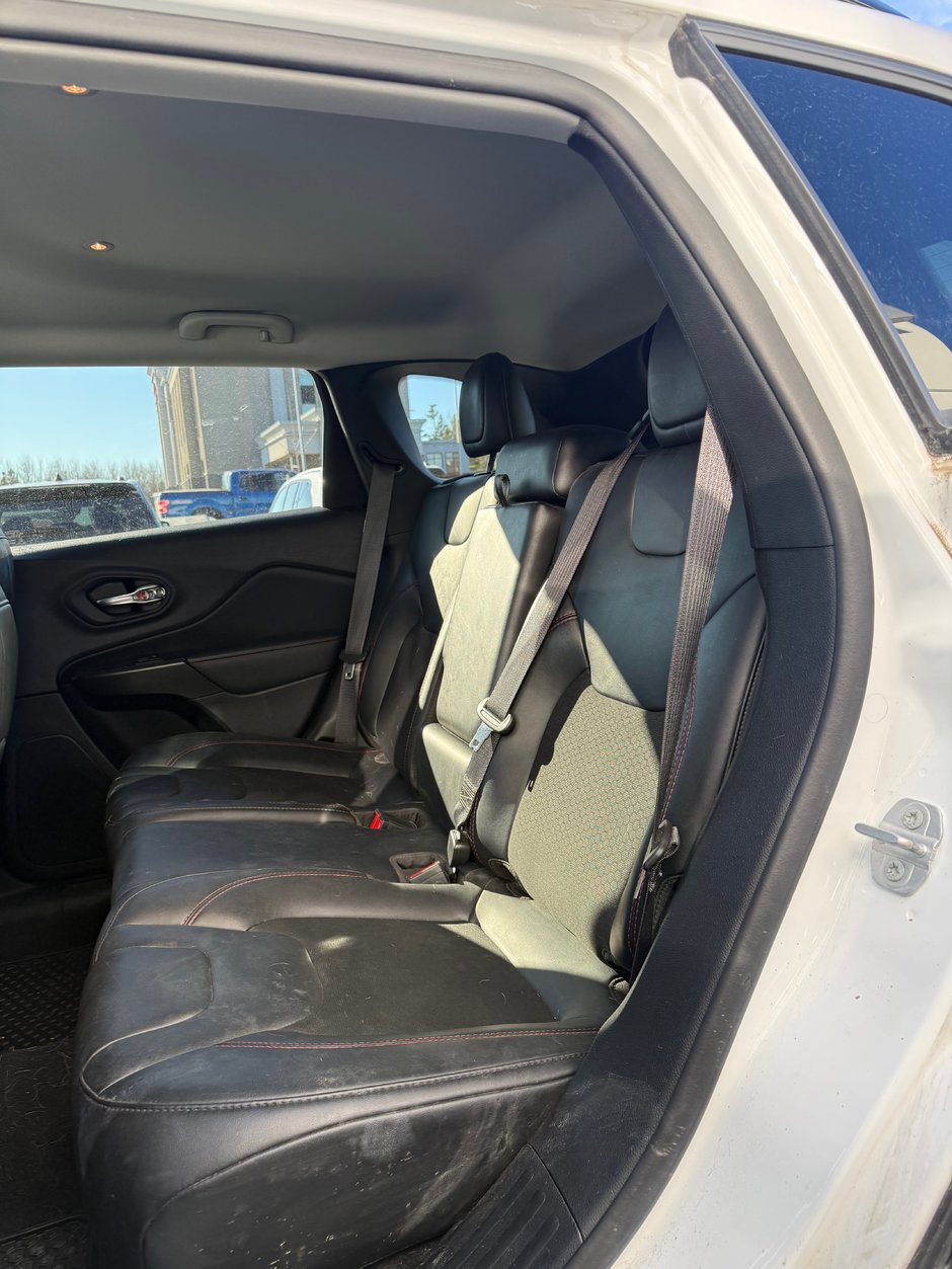 2022 Jeep CHEROKEE TRAILHAWK