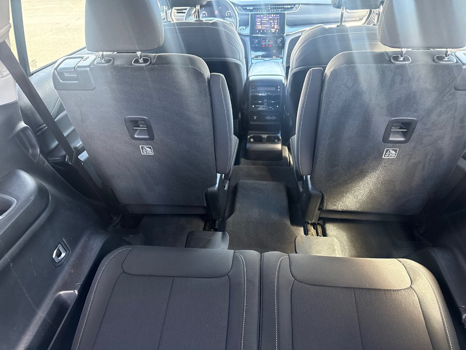 2023 Jeep Grand Cherokee L Laredo Amazing condition heated seats heated wheel, Apple CarPlay