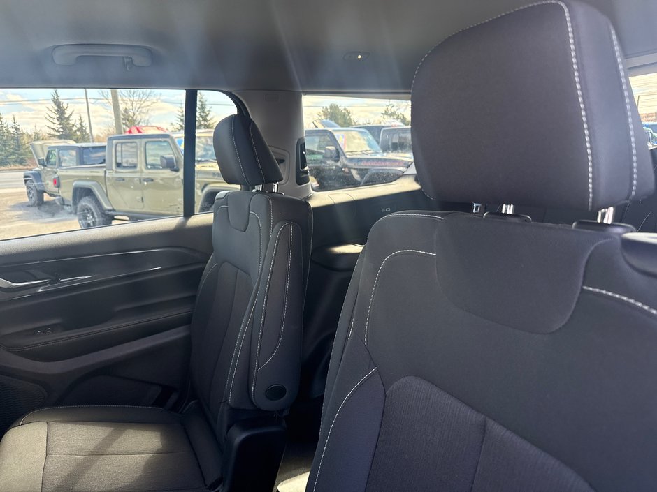 2023 Jeep Grand Cherokee L Laredo Amazing condition heated seats heated wheel, Apple CarPlay