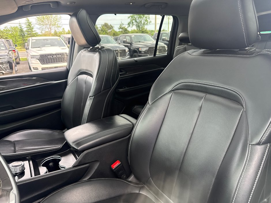 2023 Jeep Grand Cherokee L Limited New tires, new brake brakes, two year safety full panoramic roof