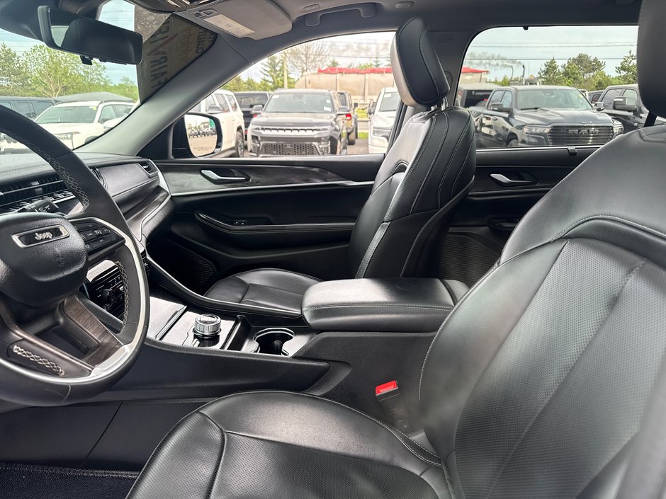 2023 Jeep Grand Cherokee L Limited New tires, new brake brakes, two year safety full panoramic roof