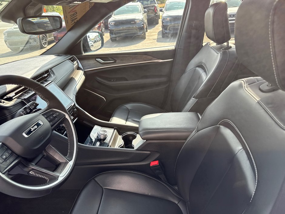 2024 Jeep Grand Cherokee L Limited Seven passenger fully loaded panel roof