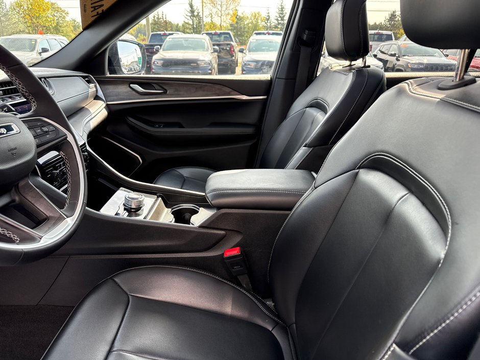 2024 Jeep Grand Cherokee L Limited Seven passenger fully loaded panel roof