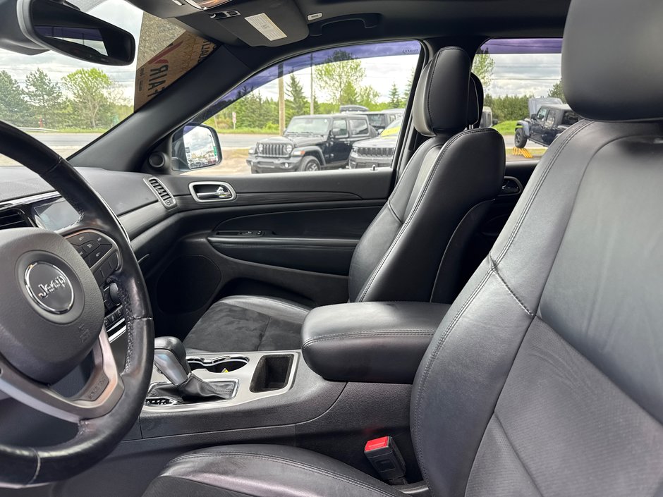 2021 Jeep Grand Cherokee Altitude Upgraded tires, sun and sand group navigation event safety group