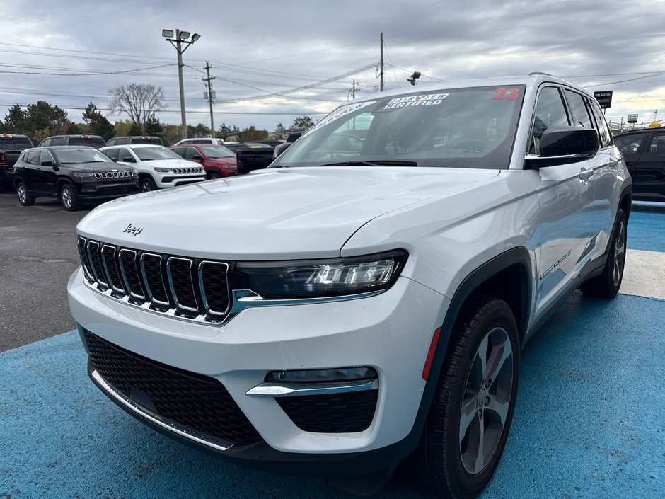 2023 Jeep Grand Cherokee Limited Fully loaded panoramic sunroof, three TVs, leather, etc.