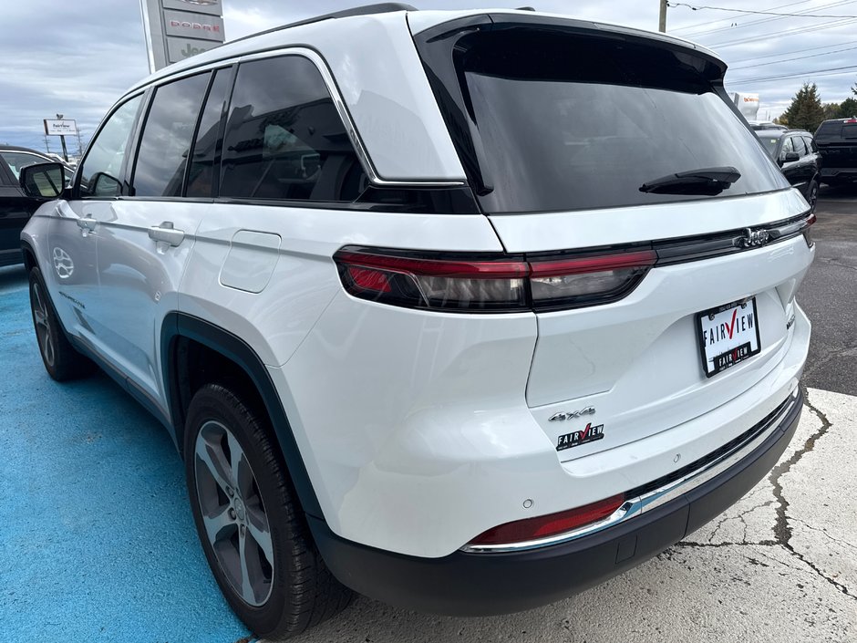 2023 Jeep Grand Cherokee Limited Fully loaded panoramic sunroof, three TVs, leather, etc.