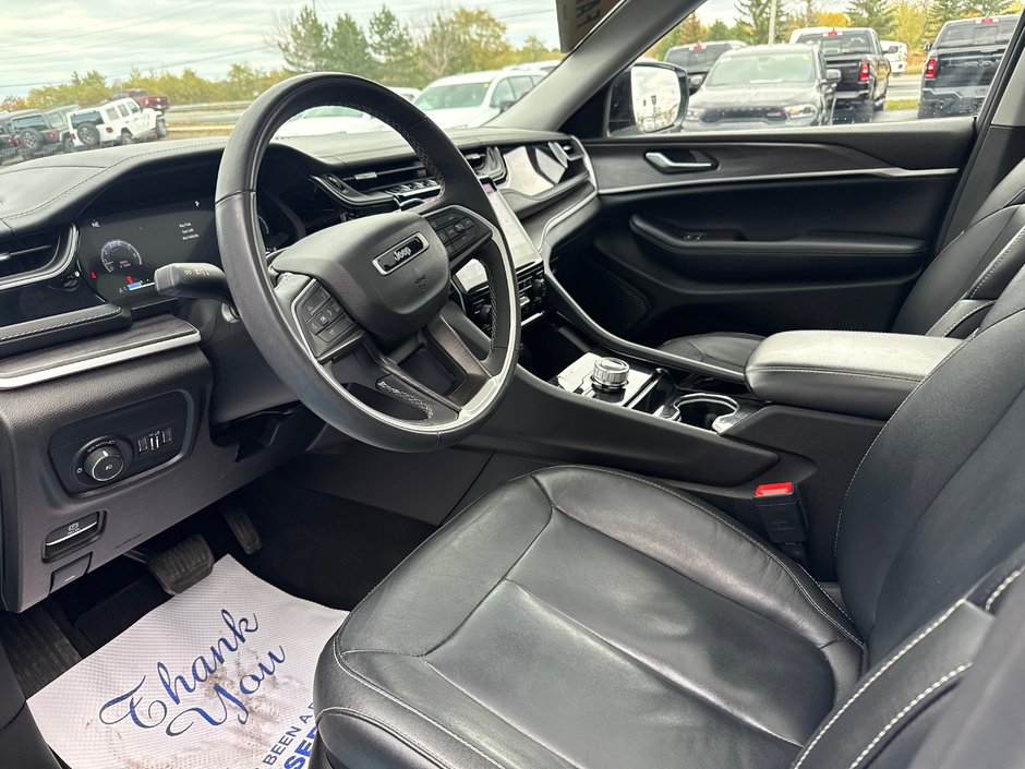 2023 Jeep Grand Cherokee Limited Fully loaded panoramic sunroof, three TVs, leather, etc.