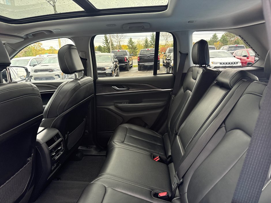 2023 Jeep Grand Cherokee Limited Fully loaded panoramic sunroof, three TVs, leather, etc.