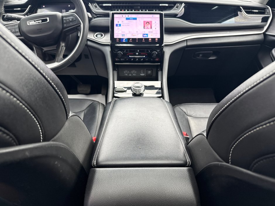 2023 Jeep Grand Cherokee Limited Fully loaded panoramic sunroof, three TVs, leather, etc.