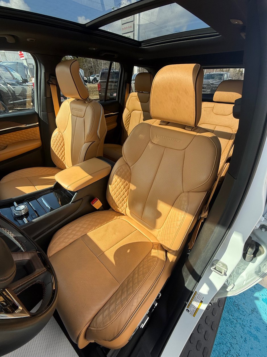 2024 Jeep GRAND CHEROKEE SUMMIT