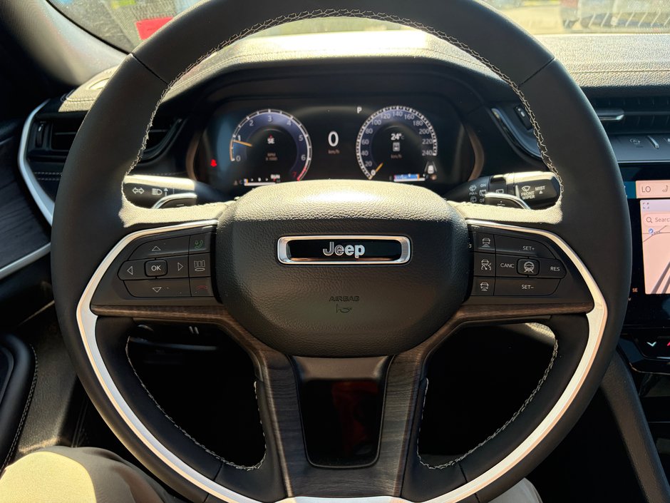2026 Jeep GRAND CHEROKEE ALTITUDE ONLY 1,500KM! CLIENT TRADED FOR SMALLER VEHICLE! MSRP OF $70,000! SAVE MASSIVE!