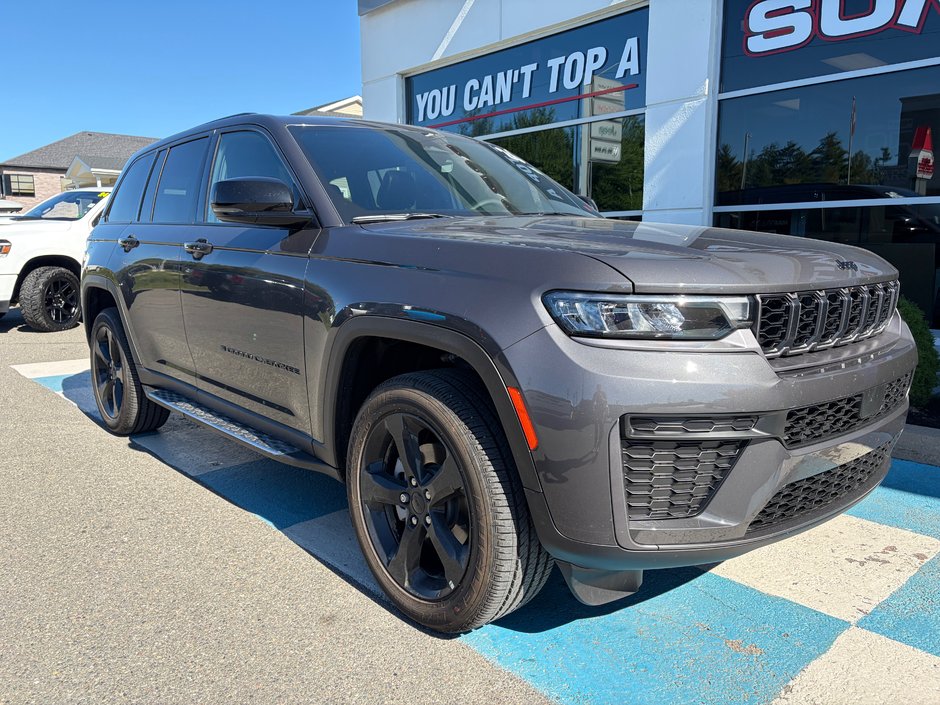 2026 Jeep GRAND CHEROKEE ALTITUDE ONLY 1,500KM! CLIENT TRADED FOR SMALLER VEHICLE! MSRP OF $70,000! SAVE MASSIVE!