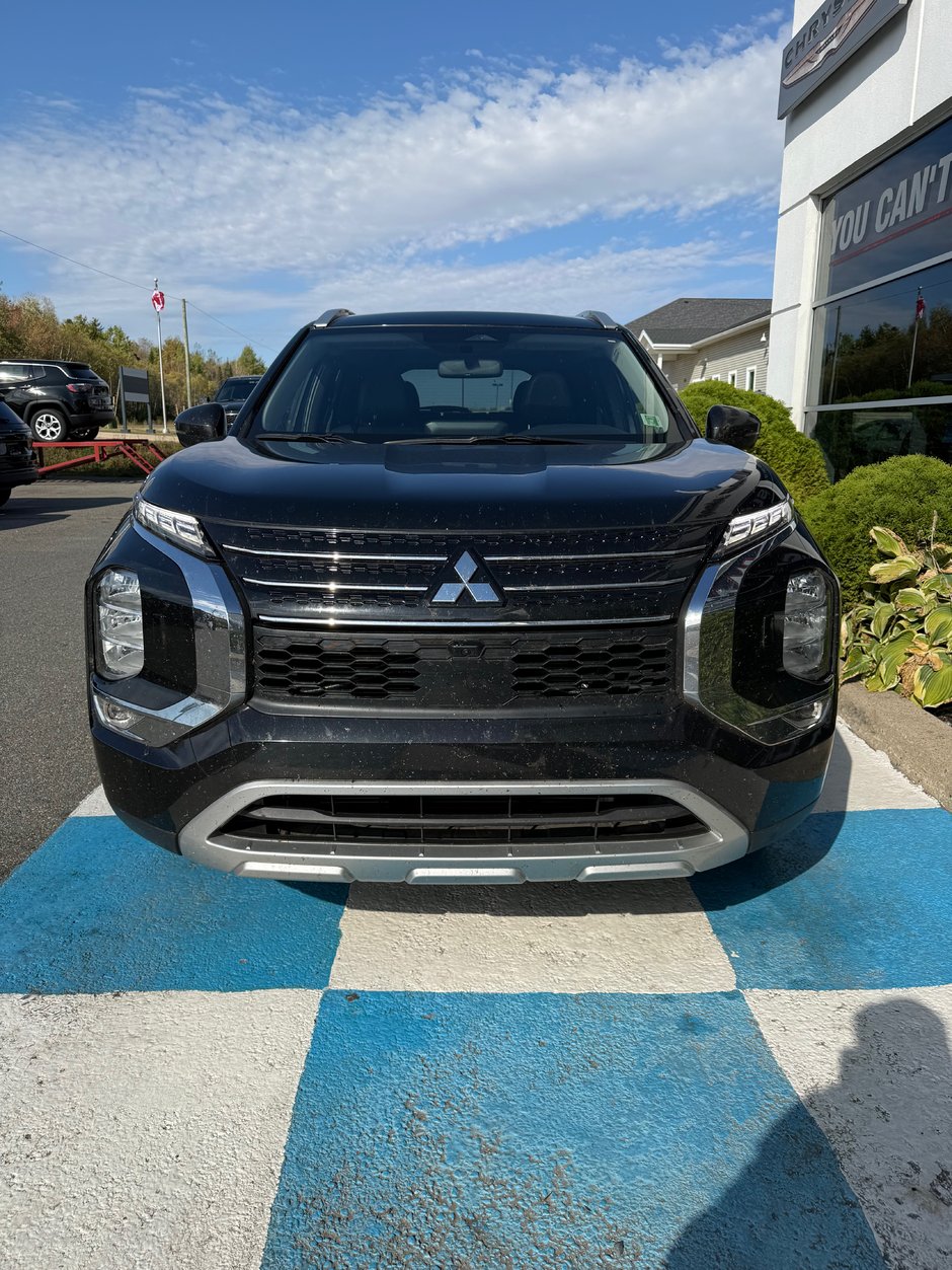 2023 Mitsubishi OUTLANDER SE