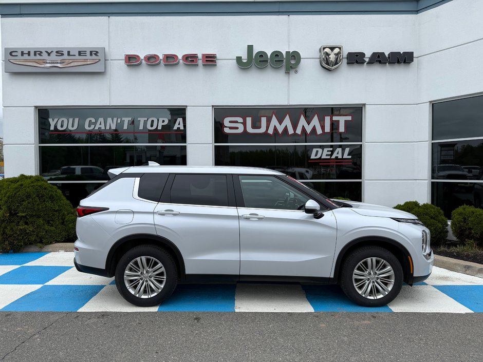 Mitsubishi Outlander ES 2024