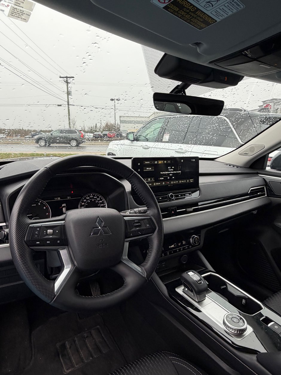 2025 Mitsubishi OUTLANDER ES