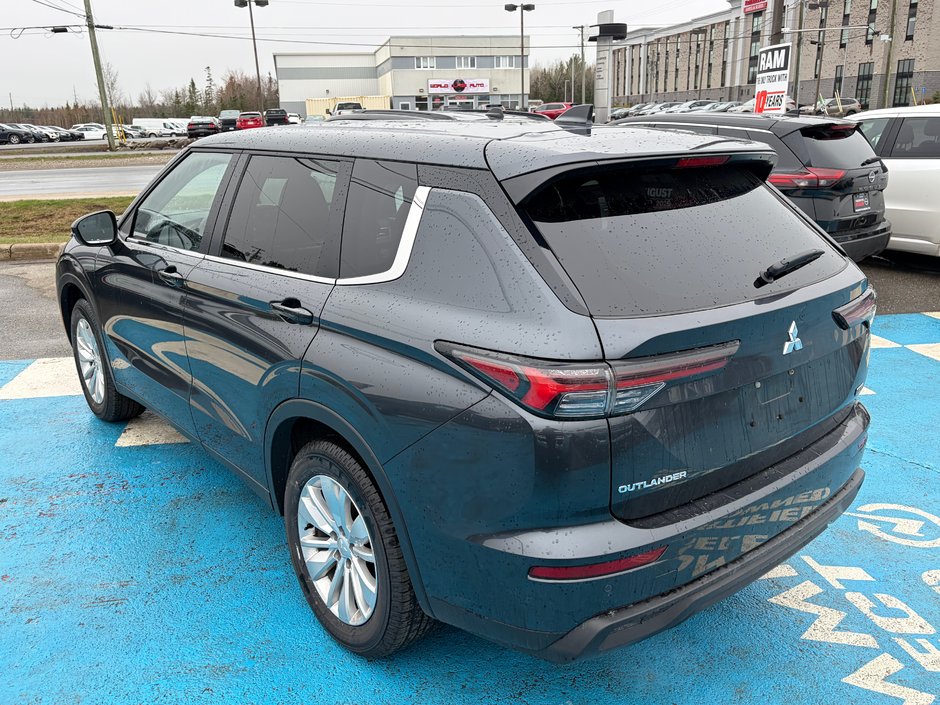 2025 Mitsubishi OUTLANDER ES