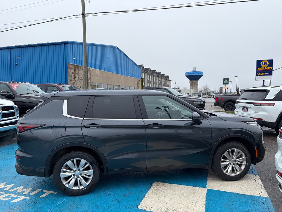 2025 Mitsubishi OUTLANDER ES