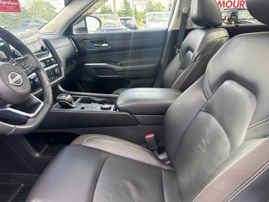 2022 Nissan Pathfinder SL night edition Absolutely like new condition, seven passenger leather sunroof, fully loaded