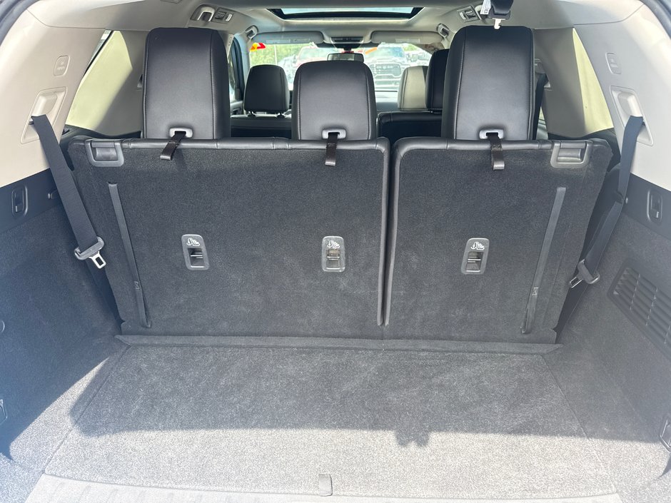 2022 Nissan Pathfinder SL night edition Absolutely like new condition, seven passenger leather sunroof, fully loaded