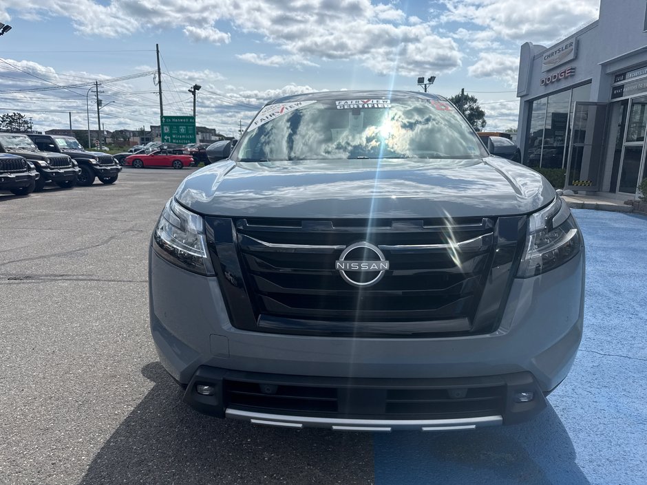 2022 Nissan Pathfinder SL night edition Absolutely like new condition, seven passenger leather sunroof, fully loaded