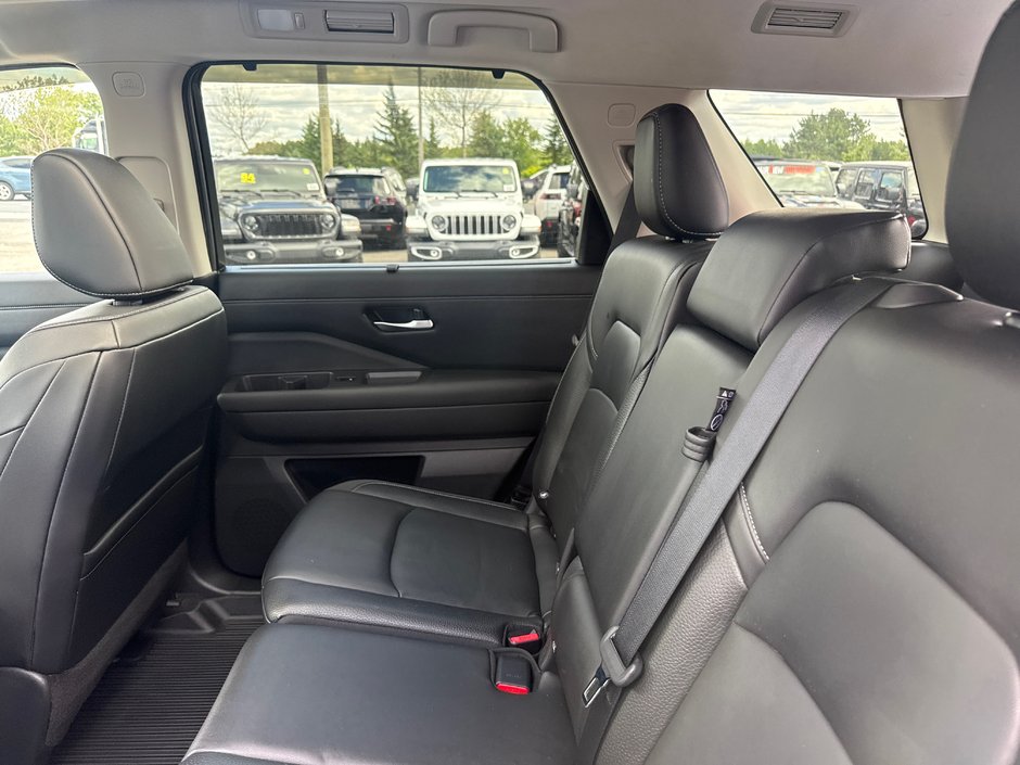 2022 Nissan Pathfinder SL night edition Absolutely like new condition, seven passenger leather sunroof, fully loaded