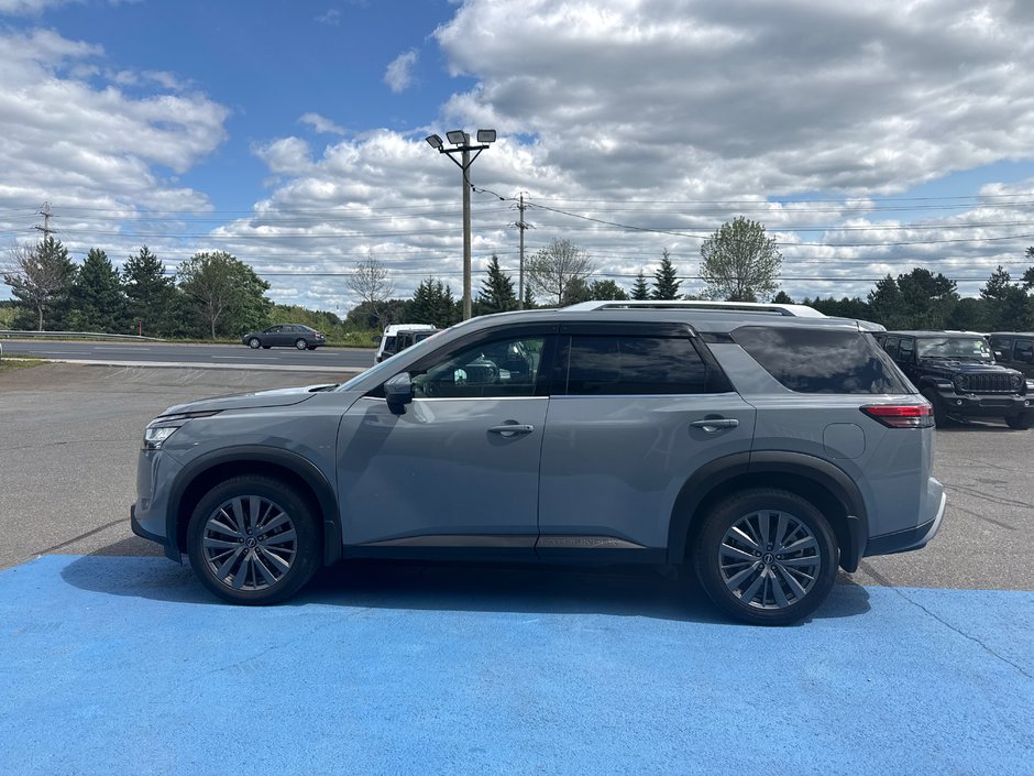 2022 Nissan Pathfinder SL night edition Absolutely like new condition, seven passenger leather sunroof, fully loaded