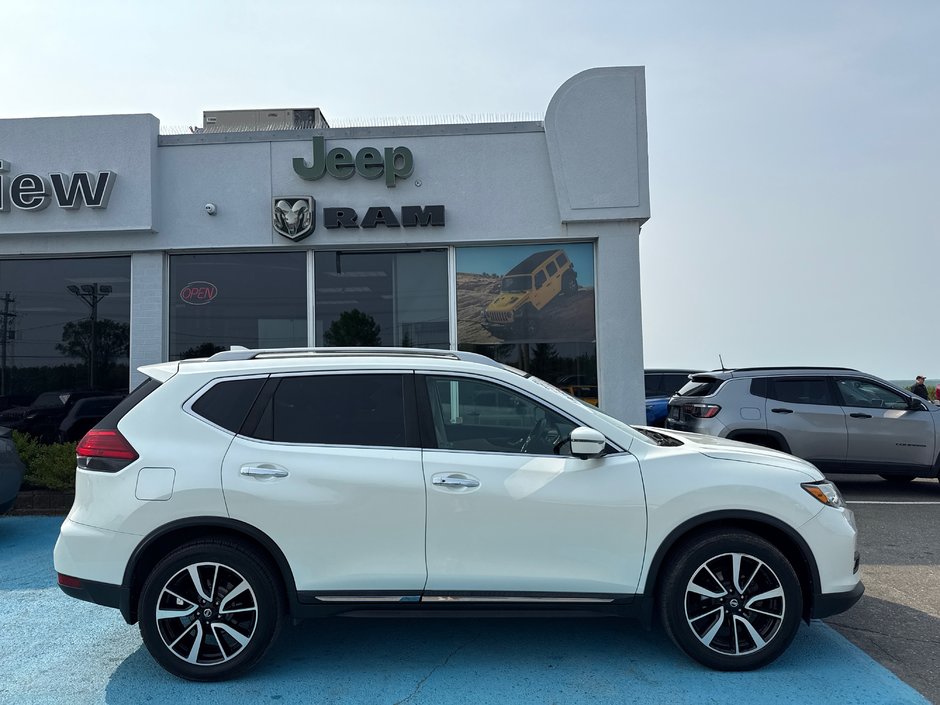 2017 Nissan Rogue SL Upgraded leather interior, Bose audio system full panoramic roof advanced safety group