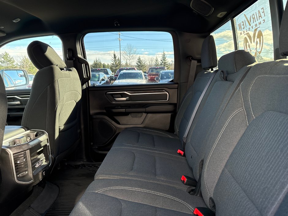 2022 Ram 1500 Big Horn loaded Amazing condition  auto four-wheel-drive, cold-weather group advanced safety group navigation